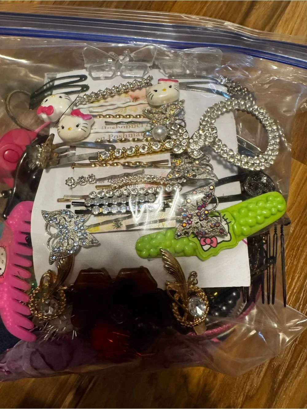 Vintage big bag of hair clips and claws never used. Includes hello kitty 😻♥️